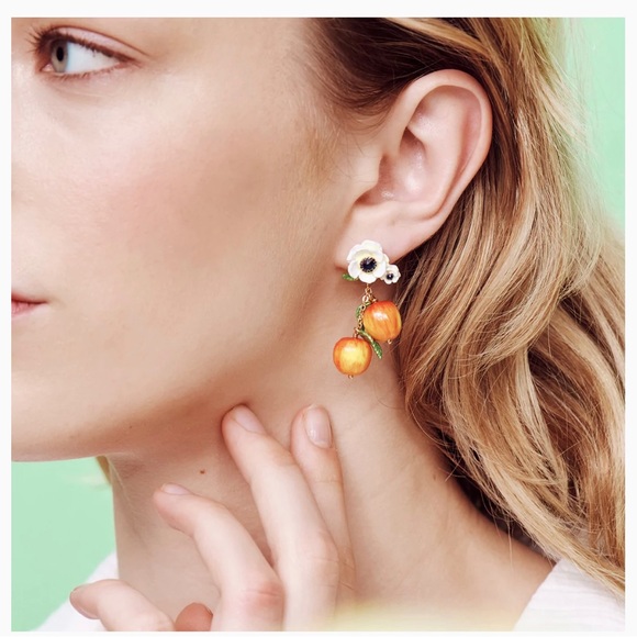 Les NEREIDES LITTLE GARDEN WHITE POPPY FLOWER AND CRUNCHY APPLE DANGLING EARRING - Picture 3 of 4